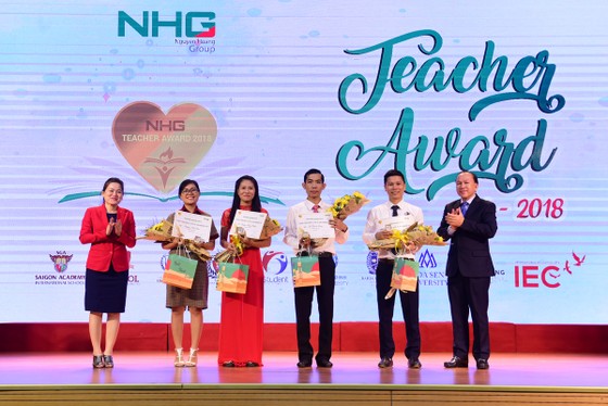 Tim vàng khắc ghi công ơn nhà giáo ảnh 2