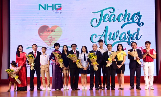 Tim vàng khắc ghi công ơn nhà giáo ảnh 1