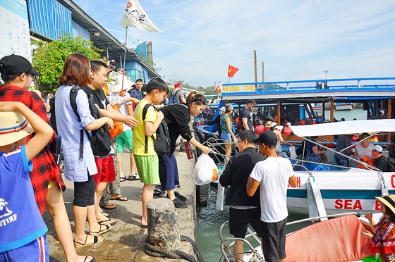 Du lịch Khánh Hòa khổ vì… khách đông ảnh 1