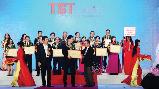 TST tourist nhận bằng khen của UBND TPHCM: 5 năm liên tục đạt giải thưởng du lịch TPHCM từ năm 2013 ảnh 1