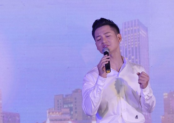 Chương trình ca nhạc đặc biệt và giao lưu "Như hoa không tên" ảnh 7