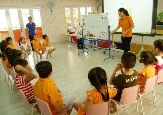 Dạy tiếng Anh ở trường mầm non: Cần thống nhất chương trình và kinh phí hoạt động ảnh 1