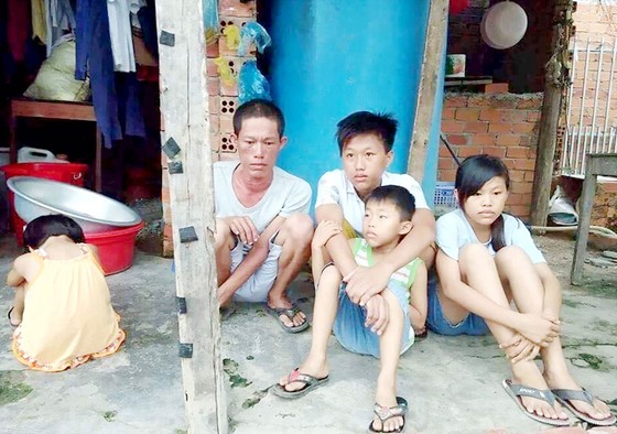 Người cha bệnh tật và 4 con thơ ảnh 1