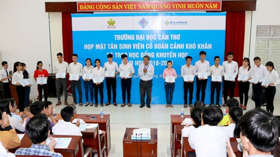 152 suất học bổng tặng sinh viên nghèo ảnh 1