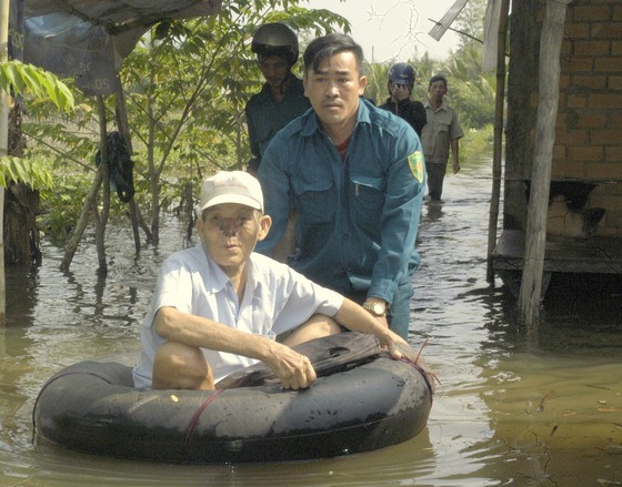 Cần Thơ: Triều cường dâng cao làm vỡ 2 đoạn đê ảnh 1
