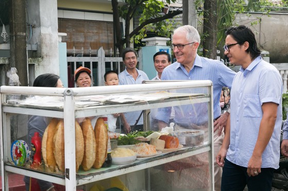 Thủ tướng ÚC ra vỉa hè Đà Nẵng mua bánh mì ăn sáng ảnh 2