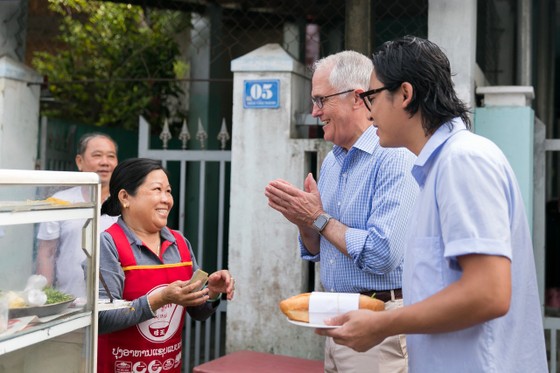 Thủ tướng ÚC ra vỉa hè Đà Nẵng mua bánh mì ăn sáng ảnh 4