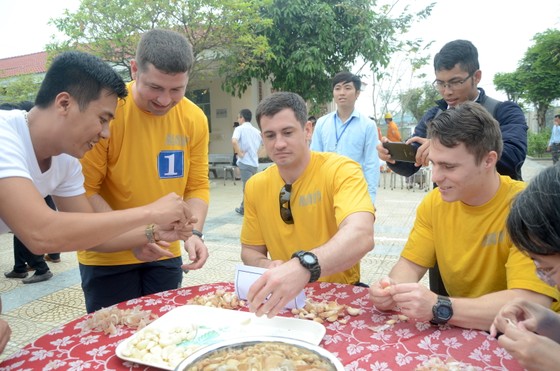 Thủy thủ tàu sân bay Hoa Kỳ thăm Trung tâm điều dưỡng người tâm thần ở Đà Nẵng ảnh 2