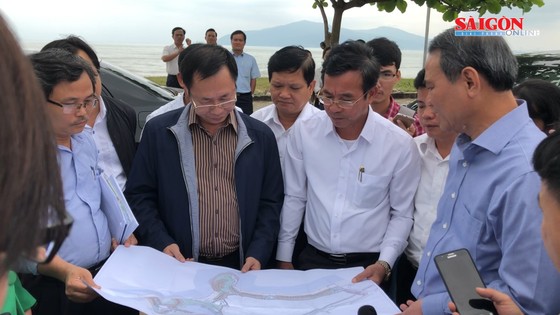Bí thư Đà Nẵng chỉ đạo tháo dỡ rào chắn đường ra biển ảnh 2