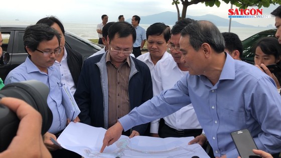 Bí thư Đà Nẵng chỉ đạo tháo dỡ rào chắn đường ra biển ảnh 3
