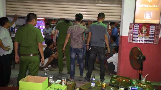 Phá ổ cá độ bóng đá qua mạng tại quán cà phê ảnh 1