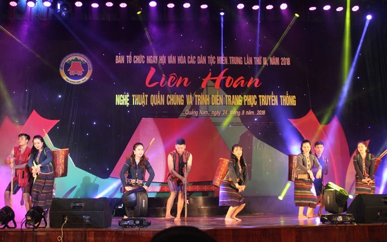 Liên hoan nghệ thuật quần chúng và trình diễn trang phục truyền thống ảnh 2