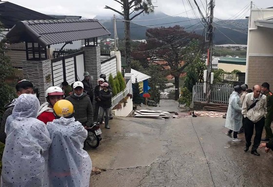 Hai người bị đè tử vong khi bốc dỡ vật liệu xây dựng ảnh 1