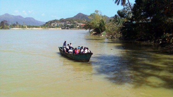 Học sinh chui hầm đường sắt để đến trường ảnh 2