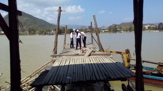 Học sinh chui hầm đường sắt để đến trường ảnh 1