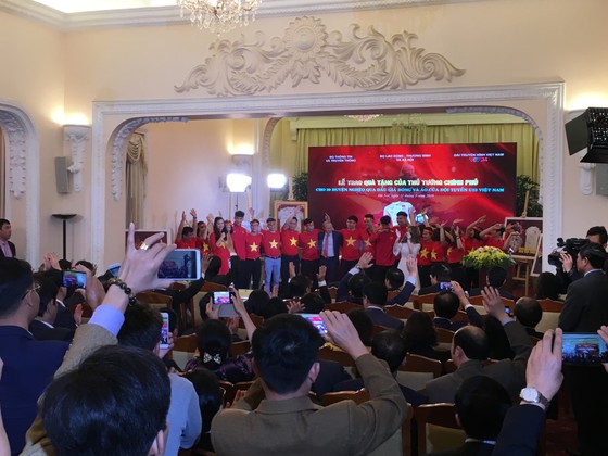 Xây 500 nhà cho người nghèo từ 20 tỷ đồng tiền đấu giá áo và bóng của cầu thủ U23 VN ảnh 3