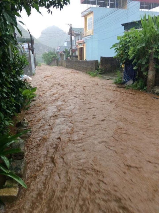 Địa đầu Hà Giang ngập trong nước lũ ảnh 2