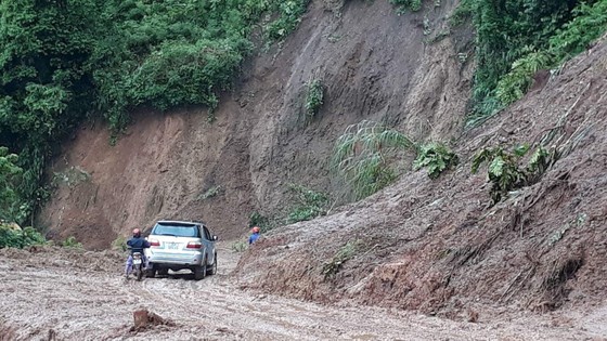 Hàng trăm người “chôn chân” trên đèo Chẹn ảnh 2