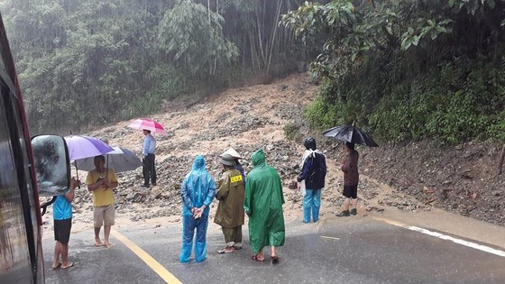 Hàng trăm người “chôn chân” trên đèo Chẹn ảnh 4