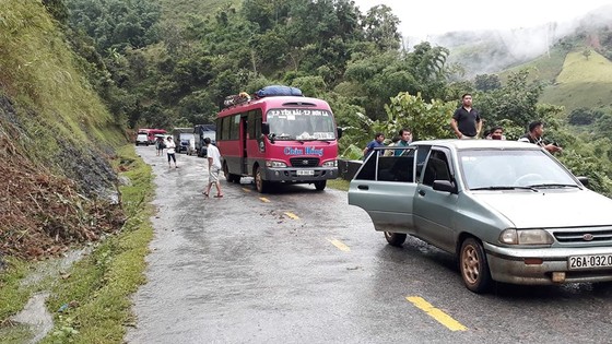 Hàng trăm người “chôn chân” trên đèo Chẹn ảnh 6