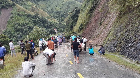 Hàng trăm người “chôn chân” trên đèo Chẹn ảnh 1