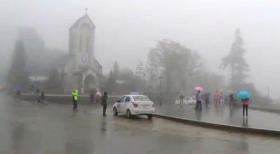 Gió lạnh tràn về, Sapa 12°C, miền Bắc mưa rét ảnh 1