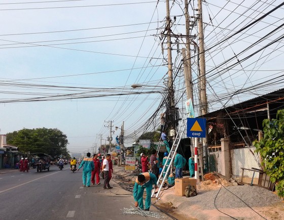 Cháy nổ hàng loạt trụ điện, người dân hoảng loạn ảnh 1