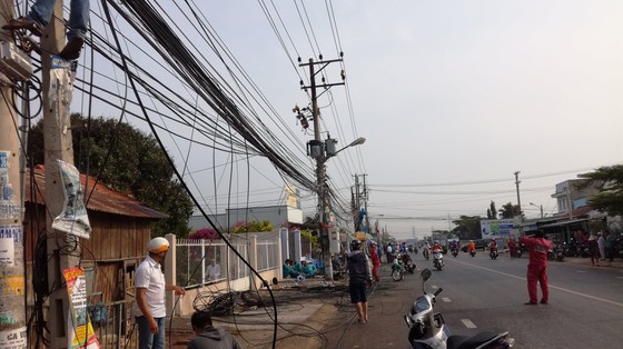 Cháy nổ hàng loạt trụ điện, người dân hoảng loạn ảnh 2