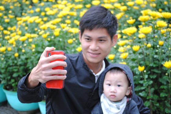 Người dân Cố Đô đội mưa đi chợ hoa Tết ảnh 5