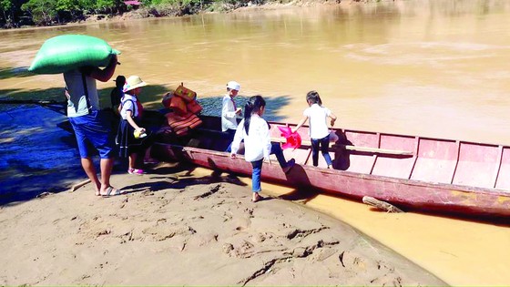 Trường học vùng lũ khai giảng trong gian khó ảnh 1