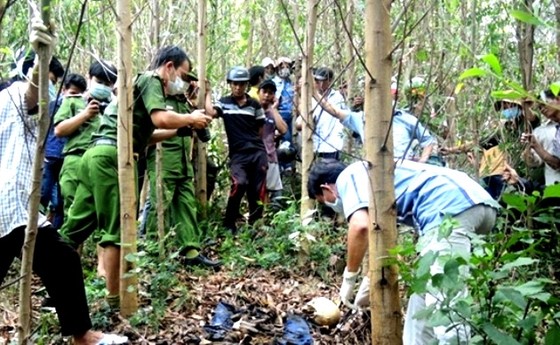 Bất ngờ khi phát hiện nghi can giết hại 2 cha con đi tìm mật ong ảnh 1