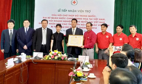 Tiếp nhận gần 4 tỷ đồng của Trung Quốc ủng hộ khắc phục hậu quả mưa lũ ảnh 1