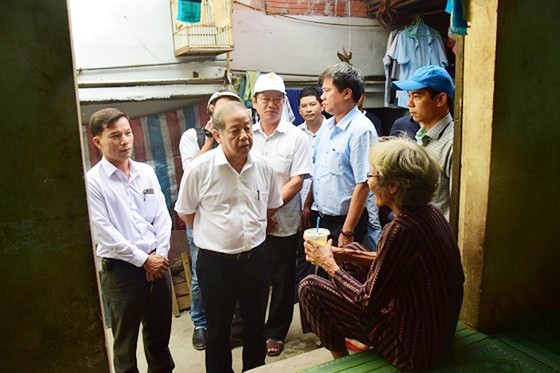 Chủ tịch UBND tỉnh Thừa Thiên – Huế đến với người dân sống “treo” trên Kinh thành Huế ảnh 1