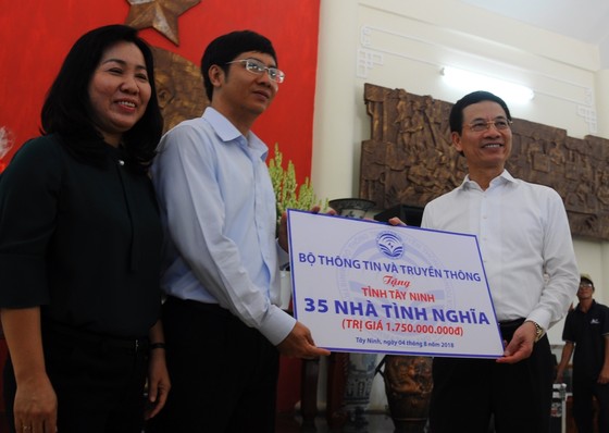 Bộ Thông tin - Truyền thông viếng căn cứ Trung ương cục miền Nam ảnh 2