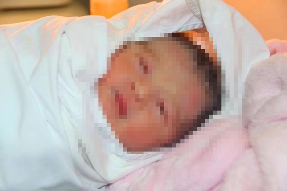 Phát hiện một cháu bé bị bỏ rơi trước cổng bệnh viện ảnh 1