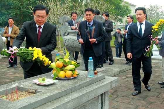 Phó Thủ tướng Vương Đình Huệ dâng hương tưởng niệm Uy Viễn tướng công Nguyễn Công Trứ ảnh 1