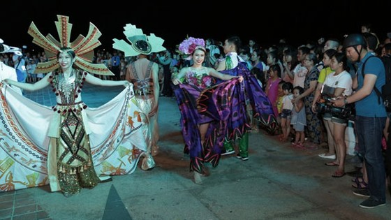 Carnaval đường phố DIFF 2018 - rực rỡ và hoành tráng ảnh 8