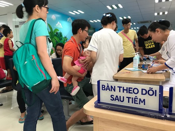 Lần đầu tiên trẻ em Việt Nam được tiêm vaccine 6 trong 1 thế hệ mới ảnh 1