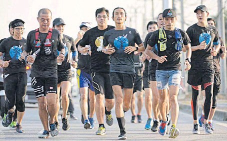 Chạy 400km gây quỹ từ thiện ảnh 1