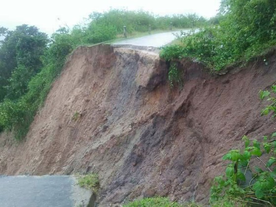 Kon Tum: Sạt lở đường, nhiều xã bị cô lập ảnh 1