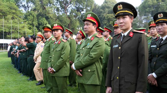 Đông đảo các tầng lớp nhân dân đưa tiễn nguyên Thủ tướng Phan Văn Khải ảnh 15