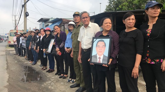 Đông đảo các tầng lớp nhân dân đưa tiễn nguyên Thủ tướng Phan Văn Khải ảnh 46