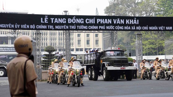 Đông đảo các tầng lớp nhân dân đưa tiễn nguyên Thủ tướng Phan Văn Khải ảnh 34