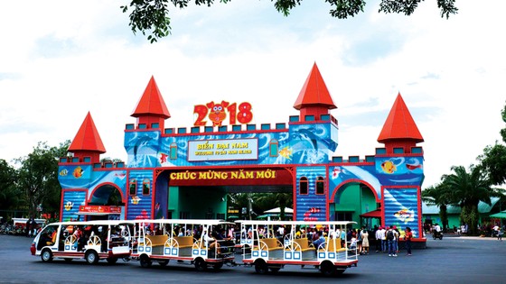 Đại Nam tưng bừng đón lễ 30-4 và 1-5 bằng 7 công trình cổng chào Container hoành tráng ảnh 1