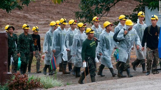 Người đứng đầu lực lượng cứu hộ Narongsak Osottanakorn: 5 thành viên đội bóng sẽ ra ngoài trong ngày hôm nay ảnh 1