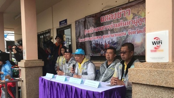 Người đứng đầu lực lượng cứu hộ Narongsak Osottanakorn: 5 thành viên đội bóng sẽ ra ngoài trong ngày hôm nay ảnh 2