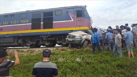 Va chạm với tàu hỏa, 4 người trên ôtô 7 chỗ thương vong ảnh 1