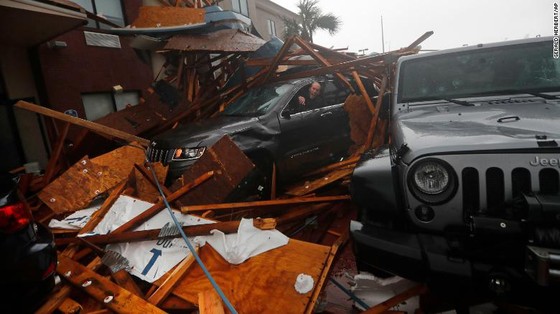 Siêu bão Michael tấn công Florida: 17 người chết, một căn cứ quân sự bị san bằng, cả thị trấn bị xóa sổ ảnh 37