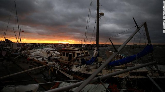 Siêu bão Michael tấn công Florida: 17 người chết, một căn cứ quân sự bị san bằng, cả thị trấn bị xóa sổ ảnh 38