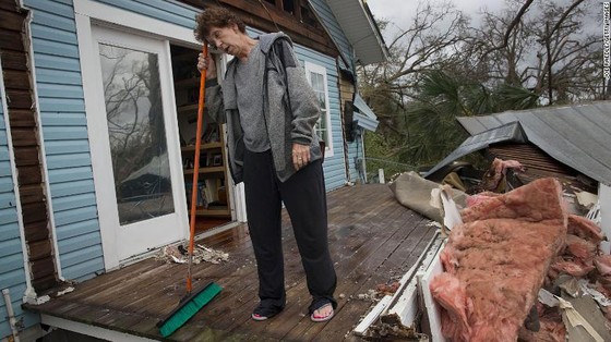 Siêu bão Michael tấn công Florida: 17 người chết, một căn cứ quân sự bị san bằng, cả thị trấn bị xóa sổ ảnh 40